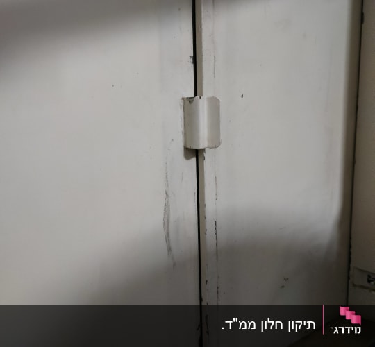 חלון פלדה של ממ"ד עשוי מתכת עם מנגנון נעילה